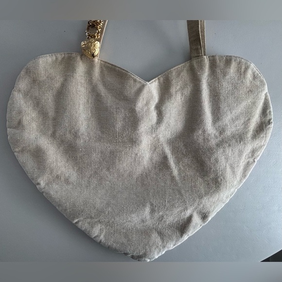 VINTAGE: Carey Adina | oversized heart shoulder bag. - Picture 6 of 16